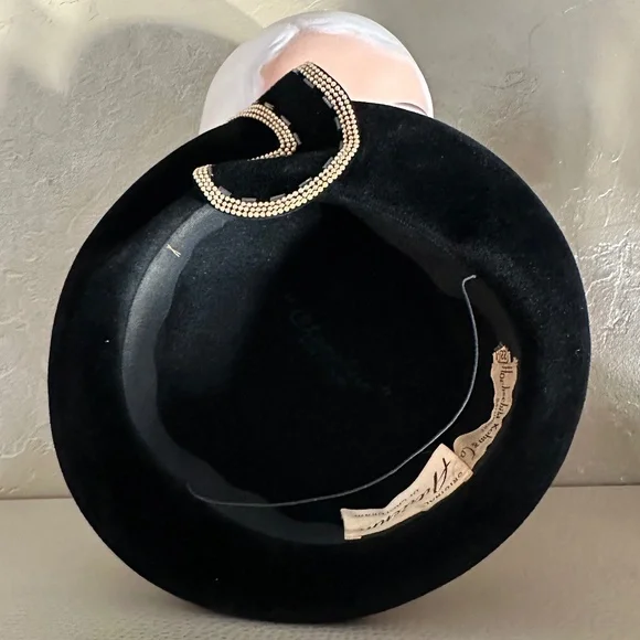 STYLISH 1940's BLACK FELT HAT WITH PEARL & BEAD TRIM